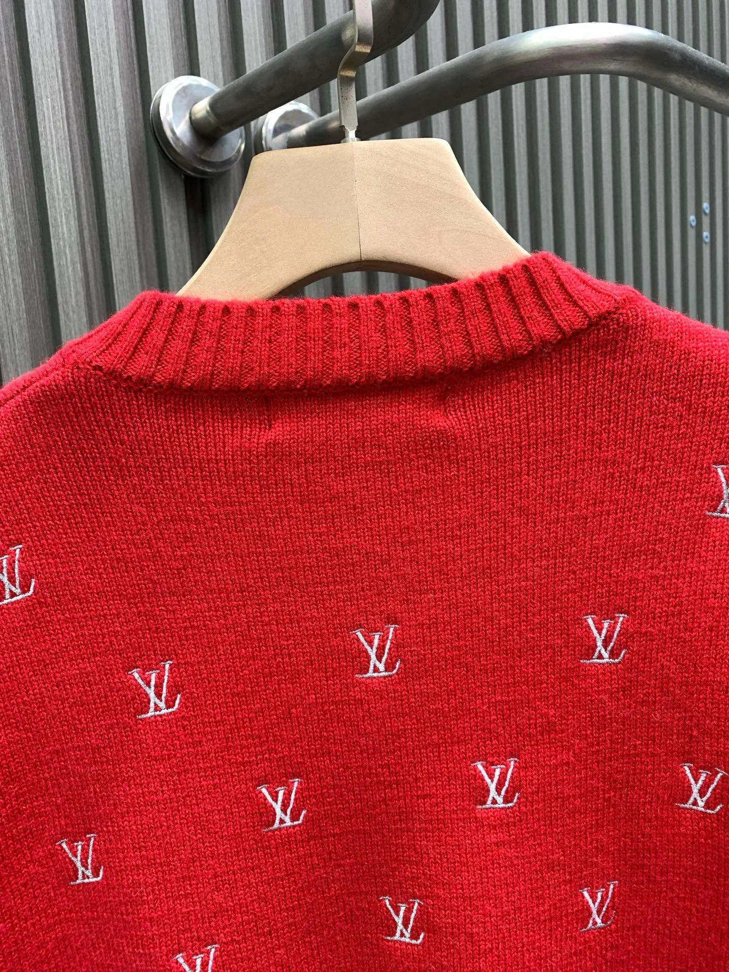 🅿️340 🀄️ Louis Vuitton 25* New New Year's style early autumn loose casual sports crew neck pullover Classic old flower all-over printed pattern Complex logo embroidery on the whole body Recommended by many Internet celebrity upper body Full of atmosphere and in place details Super correct fit Standard for early spring Heavy washing process is soft and comfortable Soft touch The upper body is not tight The fabric texture is tough The upper body is wide and comfortable The silhouette is cut to look slim and stylish It is washable and not easy to fall off. It is super fashionable and versatile, giving it a fashionable street feel. The overall loose fit. If you like it, don’t miss it. A must-have item in red for the Chinese New Year.